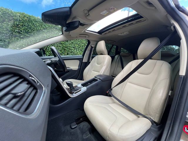 Image for 2017 Volvo V60 CROSSCOUNTRY 2.0 D AUTO // FULL SERVICE HISTORY // OPENING SUNROOF // LEATHER POWERED & HEATED SEATS 