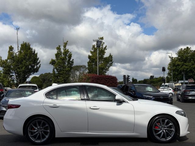 Image for 2017 Alfa Romeo Giulia 2.0L 200HP Super LUX 4DR Auto *Low Kils*