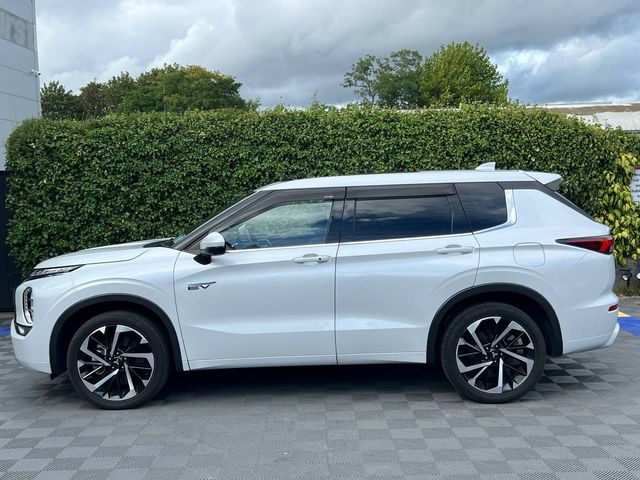 Image for 2023 Mitsubishi Outlander 7-SEATER 2.4 HYBRID AUTO ** HUGE SPEC ** // OPENING PAN ROOF // DUAL ZONE CLIMATE CONTROL // BOSE SOUND SYSTEM // APPLE CARPLAY