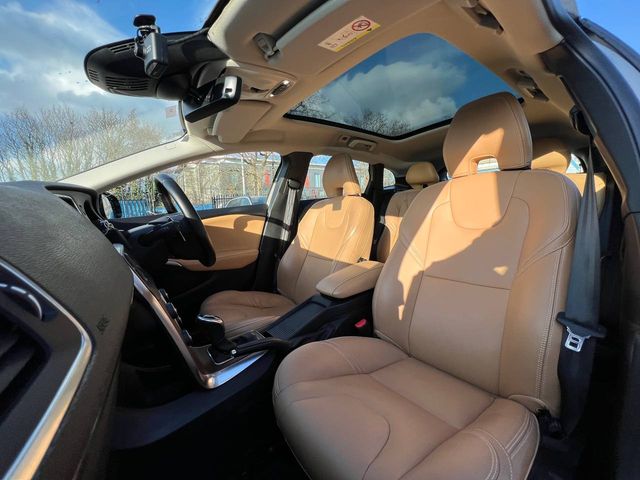 Image for 2019 Volvo V40 D4 CROSS COUNTRY 2.0 D // PAN ROOF // VERY LOW MILEAGE // LEATHER POWERED & HEATED SEATS // BLUETOOTH MUSIC 