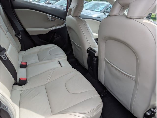 Image for 2017 Volvo V40 D2 (120hp) Momentum Edition