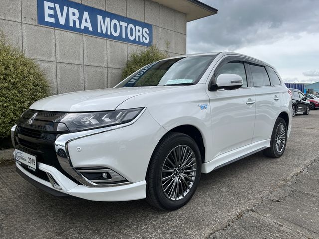 Image for 2019 Mitsubishi Outlander S EDITION 4WD PHEV 2.4 PETROL HYBRID AUTO //HIGH SPEC//VERY LOW MILES//FULL LEATHER ELECTRIC HEATED SEATS//REVERSE CAMERA//SUNROOF//ADAPTIVE CRUISE CONTROL//KEYLESS ENTRY//