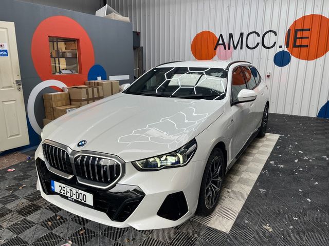 Image for 2025 BMW i5 2025 BMW I5 EDRIVE40 TOURING AUTOMATIC / CRUISE CONTROL / 360 CAMERA / ELECTRIC MEMORY & HEATED SEATS / AMBIENT LIGHTS / APPLE CARPLAY AND MORE