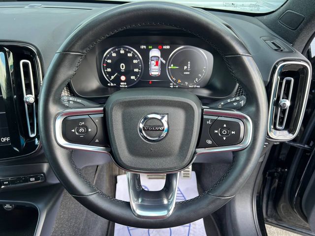 Image for 2021 Volvo XC40 R-DESIGN T4 RECHARGE 1.5 HYBRID // LEATHER/ALCANTARA R-DESIGN INTERIOR // MULTIMEDIA DISPLAY // R-DESIGN DIAMOND CUT ALLOYS
