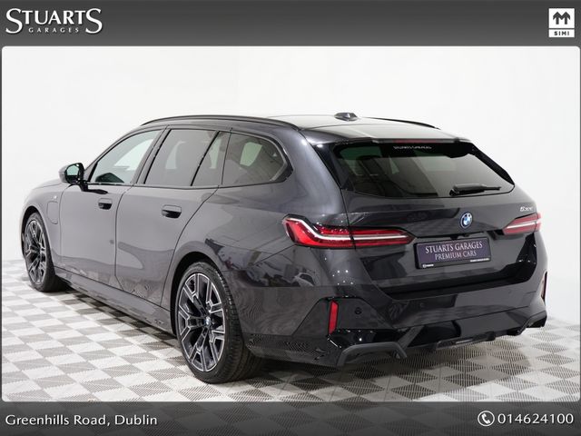 Image for 2025 BMW 5 Series *PANORAMIC SUNROOF, COMF PACK AND 20” 939 ALLOYS* SOPHISTO GREY METALLIC WITH IVORY VEGANZA INTERIOR