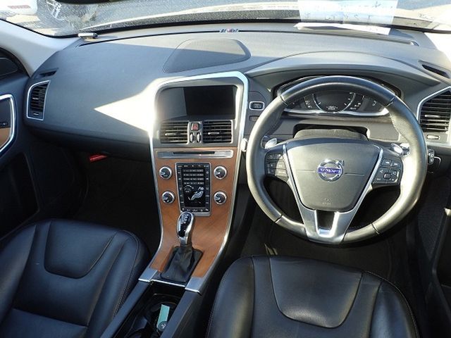 Image for 2017 Volvo XC60 **TINY KMS**2.0 D4 DIESEL SE LUXURY PREMIUM AUTOMATIC **PAN ROOF** // TOP SPEC // FULL ELECTRIC MEMORY HEATED LEATHER // CRUISE CONTROL // ELECTRIC TAILGATE // REVERSING CAMERA // LANE ASSIST
