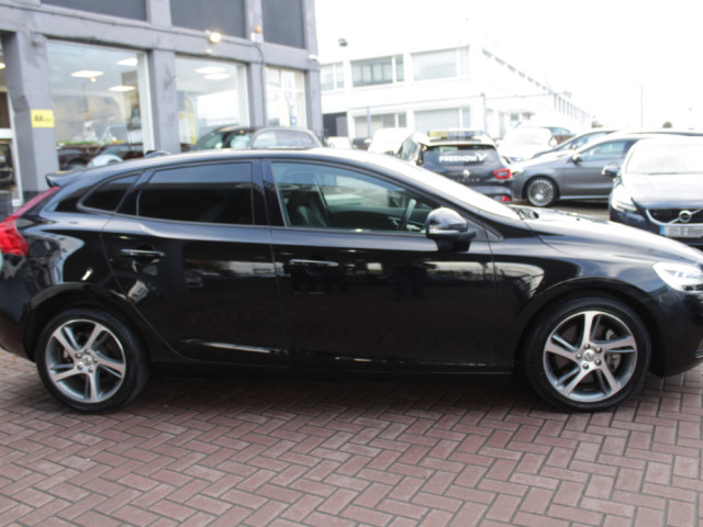 Image for 2017 Volvo V40 2.0D4 MOMENTUM 5DR HATCHBACK AUTO // 1 OWNER CAR WITH ONLY 36, 000 KMS // AS NEW CONDITION THROUGHOUT // BUY WITH CONFIDENCE AA AND SIMI APPROVED DEALER 2025 // FINANCE ARRANGED //
