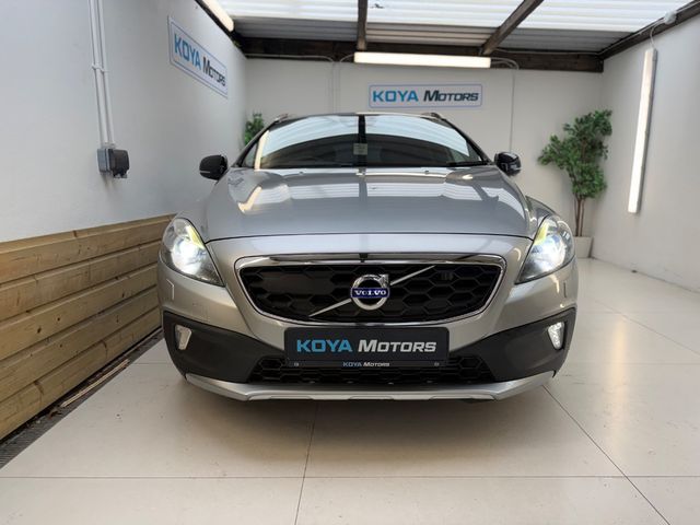 Image for 2016 Volvo V40 Cross Country 2.0 D4 CROSS COUNTRY SE LUXURY DIESEL 190 BHP AUTOMATIC // FULL LEATHER ELECTRIC SEATS // REVERSING CAMERA // CRUISE CONTROL // LANE ASSIST // FULL HARMAN KARDON SURROUND SOUND SYSTEM // TOP SPEC