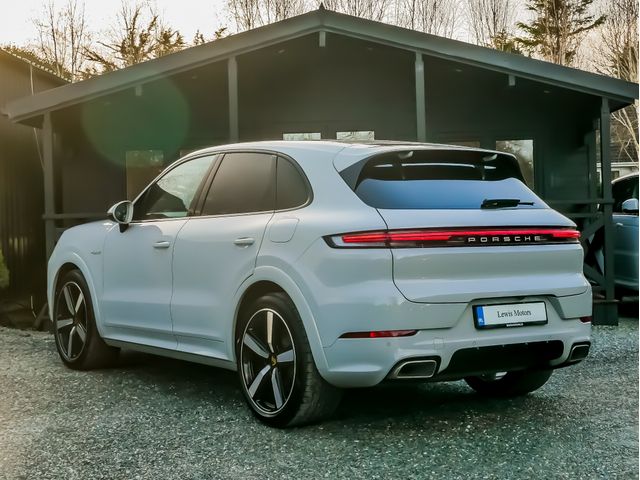 Image for 2024 Porsche Cayenne V6 E-HYBRID 470BHP, HIGH SPEC, REAR WHEEL STEER, AIR SUSPENSION, PAN ROOF, SPORT DESIGN KIT, ADAPTIVE CRUISE CONTROL