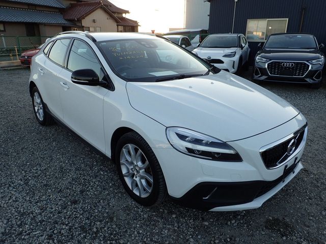 Image for 2017 Volvo V40 Cross Country 2.0 D4 CROSS COUNTRY SE LUXURY DIESEL 190 BHP AUTOMATIC // FULL LEATHER ELECTRIC SEATS // REVERSING CAMERA // CRUISE CONTROL // LANE ASSIST // FULL HARMAN KARDON SURROUND SOUND SYSTEM // TOP SPEC