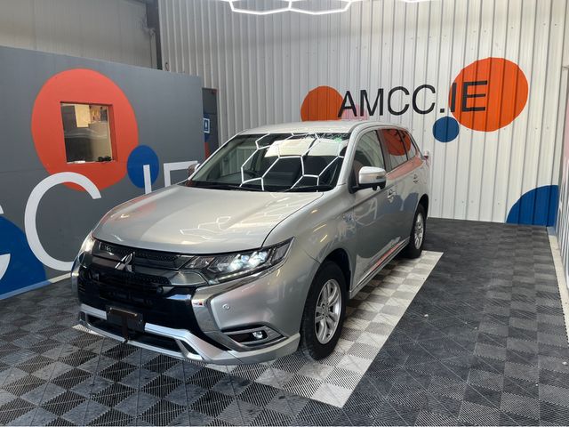 Image for 2020 Mitsubishi Outlander 2020 MITSUBISHI OUTLANDER PHEV LIMITED EDITION 2.4L HYBRID / 33K KMS / HEATED SEATS, REVERSE CAMERA & MORE