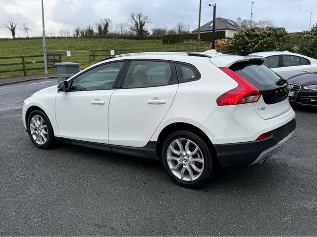 Image for 2018 Volvo V40 2.0 D4 CROSS COUNTRY SE LUXURY DIESEL 190 BHP AUTOMATIC // FULL LEATHER ELECTRIC SEATS // REVERSING CAMERA // CRUISE CONTROL // LANE ASSIST // FULL HARMAN KARDON SURROUND SOUND SYSTEM // TOP SPEC