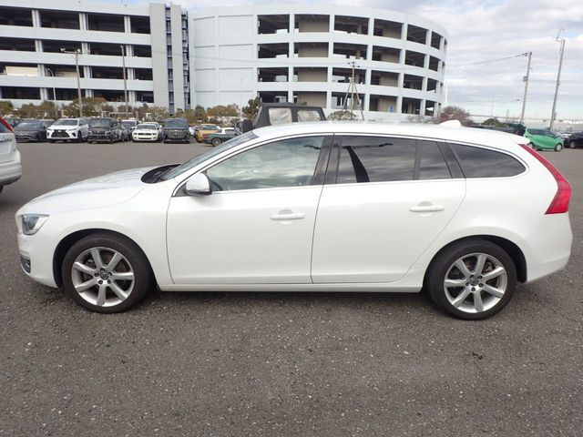 Image for 2018 Volvo V60 2.0 D4 SE LUXURY PLUS 190 BHP DIESEL AUTOMATIC // FULL HEATED LEATHER // REVERSING CAMERA // CRUISE CONTROL // LANE ASSIST // COLLISION WARNING SYSTEM // UPGRADED SPORT ALLOYS