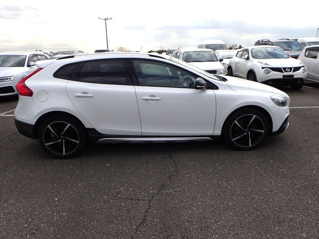 Image for 2016 Volvo V40 Cross Country 2.0 D4 CROSS COUNTRY SE LUXURY DIESEL 190 BHP AUTOMATIC // PEARL WHITE METALLIC // FULL LEATHER ELECTRIC SEATS // REVERSING CAMERA // CRUISE CONTROL // LANE ASSIST // TOP SPEC // AA APPROVED 2026