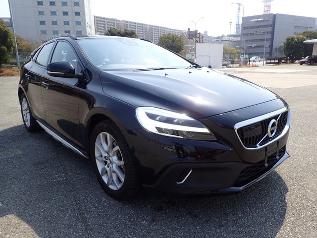 Image for 2018 Volvo V40 Cross Country 2.0 D4 CROSS COUNTRY SE LUXURY DIESEL 190 BHP AUTOMATIC // FULL LEATHER ELECTRIC SEATS // REVERSING CAMERA // CRUISE CONTROL // LANE ASSIST // COLLISION WARNING SYSTEM // TOP SPEC