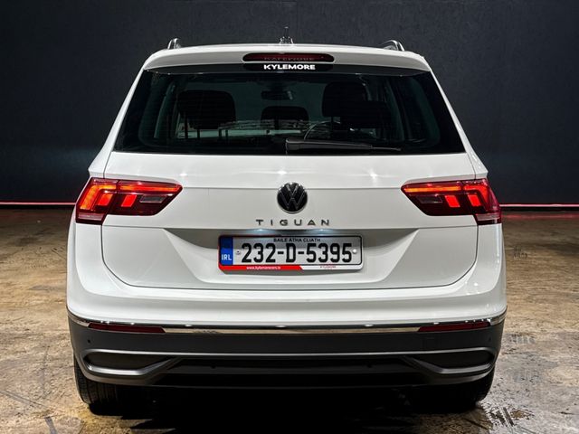 Image for 2023 Volkswagen Tiguan 2.0 TDI - ALLOY WHEELS - MULTI FUNCTION STEERING WHEEL - CRUISE CONTROL - HEATING / AC CONTROLS - PARK DISTANCE CONTROL 