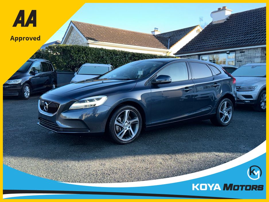 Image for 2019 Volvo V40 2.0 D4 SE LUXURY PLUS DIESEL AUTOMATIC // MASSIVE SPEC // HALF HEATED LEATHER // REVERSING CAMERA // CRUISE CONTROL // LANE ASSIST // COLLISION WARNING SYSTEM // UPGRADED SPORT ALLOYS