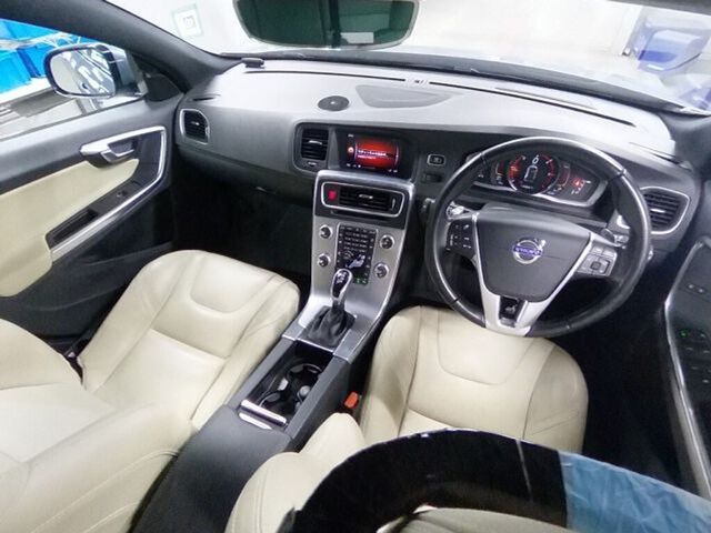 Image for 2017 Volvo V60 2.0 D4 DYNAMIC EDITION 190BHP AUTOMATIC **TOP SPEC / ADAPTIVE CRUISE CONTROL / BLIND SPOT ASSIST / BEIGE LEATHER / ELECTRIC & MEMORY FRONT SEATS / HEATED SEATS / REVERSE CAMERA / XENON HEADLIGHTS**