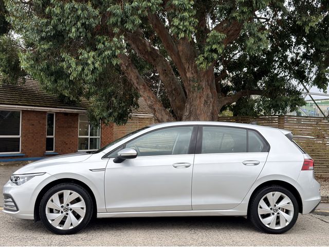 Image for 2023 Volkswagen Golf Style 2.0 TDI. WIRELESS PHONE CHARGER