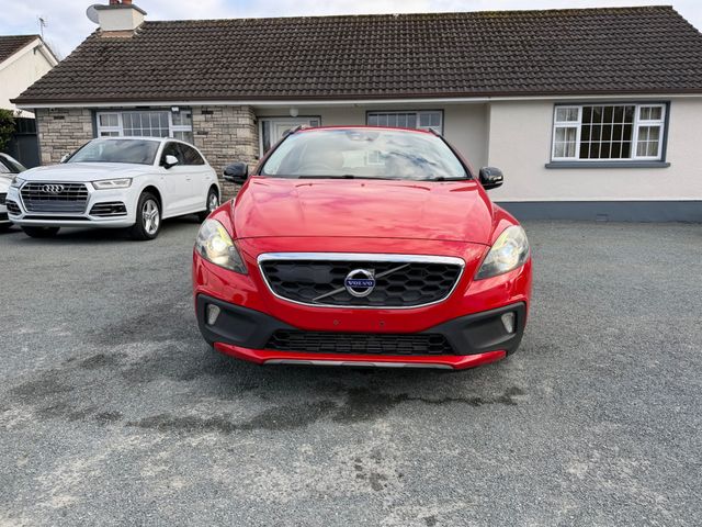 Image for 2016 Volvo V40 Cross Country 2.0 D4 CROSS COUNTRY BLACK SERIES DIESEL 190 BHP AUTOMATIC // FULL LEATHER ELECTRIC SEATS // REVERSING CAMERA // CRUISE CONTROL // LANE ASSIST // FULL HARMAN KARDON SURROUND SOUND SYSTEM // TOP SPEC