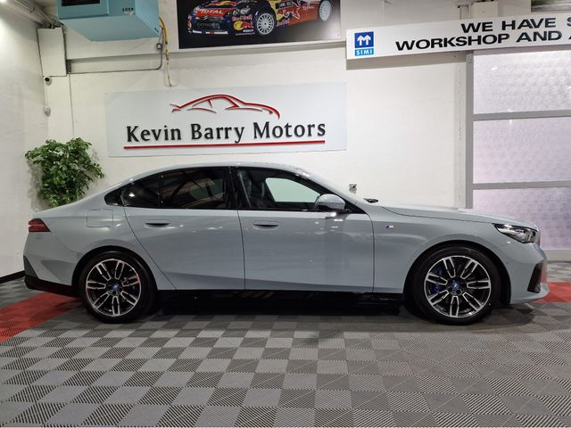 Image for 2023 BMW i5 EDRIVE40 M SPORT (84KWH BATTERY) AUTOMATIC **ONE OWNER / APPLE CARPLAY / CRUISE CONTROL / HARMAN KARDON SOUND / HEATED FRONT SEATS / REVERSE CAMERA / WIRELESS PHONE CHARGING / BMW WARRANTY 12/2026**