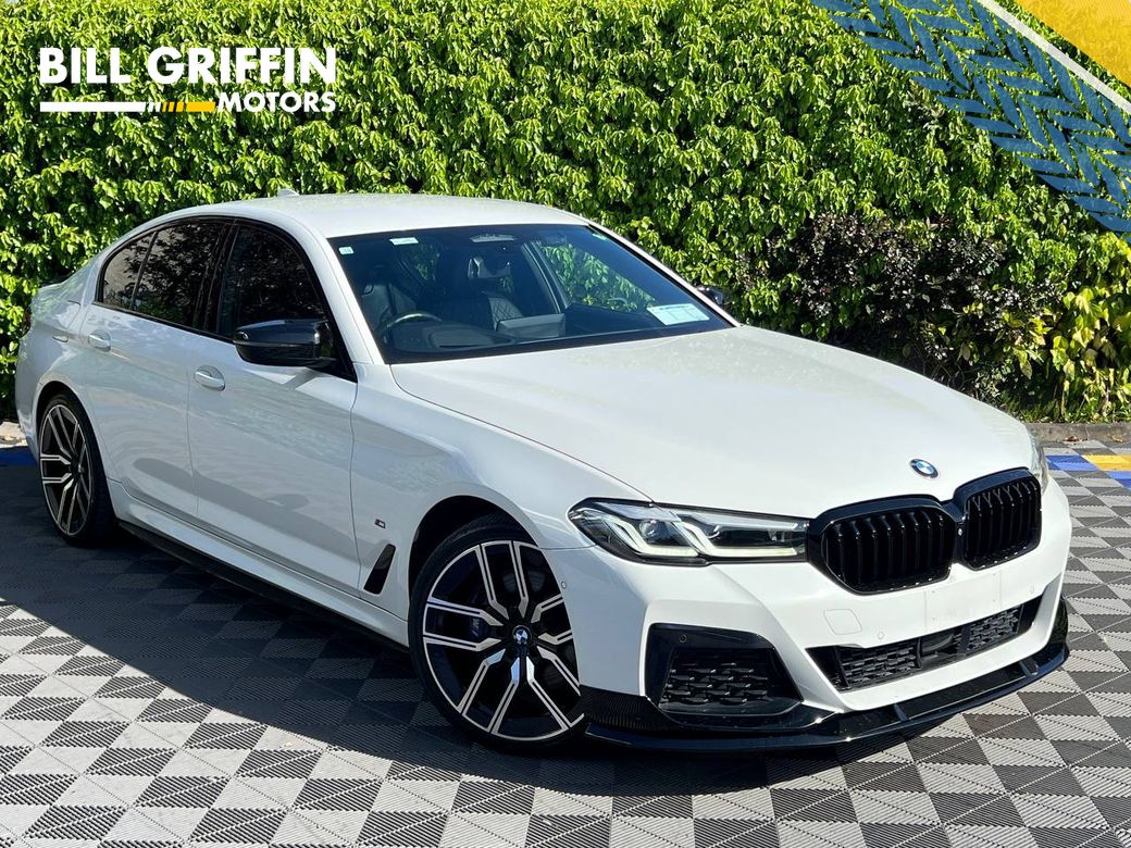 Image for 2020 BMW 5 Series 530e LCI M-SPORT COMPETITION 2.0 HYBRID // HEATED & COOLED LEATHER SEATS // DIGITAL CLUSTER // AMBIENT LIGHTING