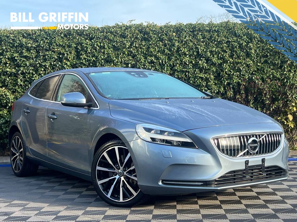 Image for 2017 Volvo V40 D4 2.0 D // REVERSE CAMERA // LEATHER POWERED HEATED SEATS // DUAL ZONE CLIMATE CONTROL 