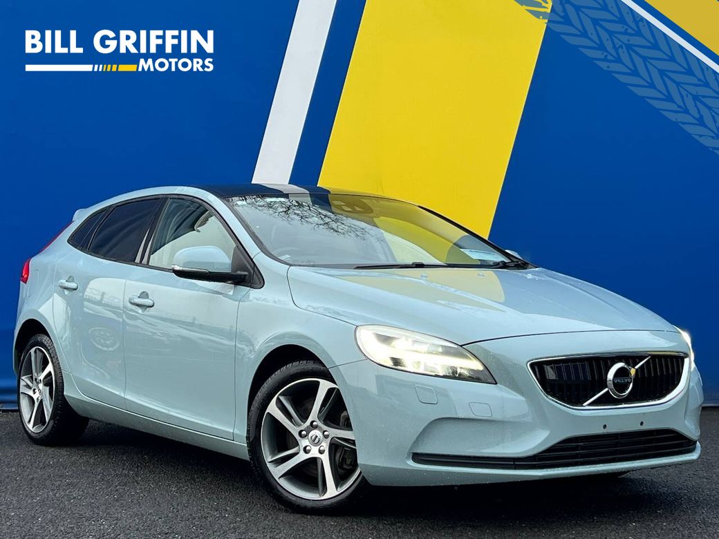 Image for 2017 Volvo V40 D4 2.0 D // PANORAMIC SUNROOF // VOLVO SERVICE HISTORY // REVERSE CAMERA