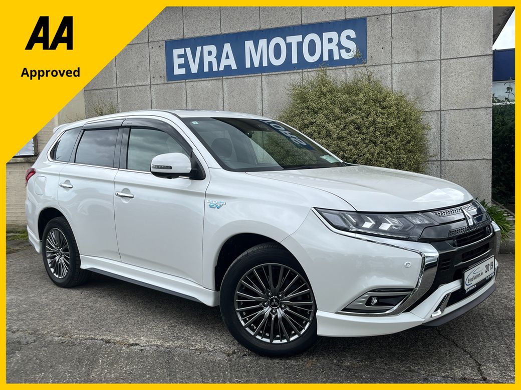 Image for 2019 Mitsubishi Outlander S EDITION 4WD PHEV 2.4 PETROL HYBRID AUTO //HIGH SPEC//VERY LOW MILES//FULL LEATHER ELECTRIC HEATED SEATS//REVERSE CAMERA//SUNROOF//ADAPTIVE CRUISE CONTROL//KEYLESS ENTRY//