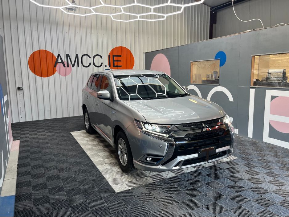 Image for 2020 Mitsubishi Outlander 2020 MITSUBISHI OUTLANDER PHEV LIMITED EDITION 2.4L HYBRID / 33K KMS / HEATED SEATS, REVERSE CAMERA & MORE