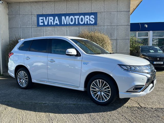 Image for 2019 Mitsubishi Outlander G PREMIUM 4WD AUTOMATIC PLUG IN HYBRID 2.4 PETROL //REVERSE CAMERA//FULL LEATHER HEATED SEATS//ADAPTIVE CRUISE CONTROL//KEYLESS ENTRY//