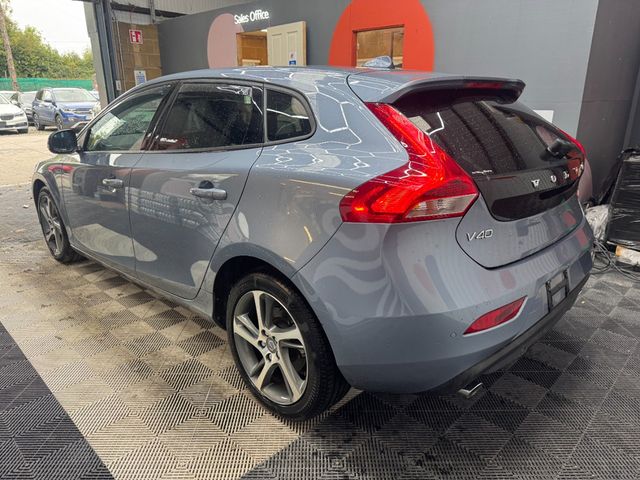 Image for 2018 Volvo V40 2018 VOLVO V40 CROSS COUNTRY D4 MOMENTUM AUTOMATIC 2.0/ CRUISE CONTROL / PARKING CAMERA / ELECTRIC MEMORY & HEATED SEATS / PADDLE SHIFTERS AND MORE