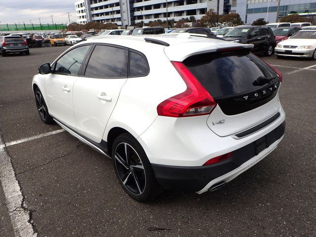 Image for 2016 Volvo V40 2.0 D4 CROSS COUNTRY SE LUXURY DIESEL 190 BHP AUTOMATIC // PEARL WHITE METALLIC // FULL LEATHER ELECTRIC SEATS // REVERSING CAMERA // CRUISE CONTROL // LANE ASSIST // TOP SPEC // AA APPROVED 2026