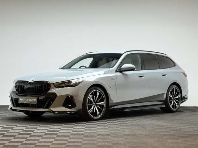 Image for 2025 BMW 5 Series 530E M SPORT *SMOKE WHITE INTERIOR*