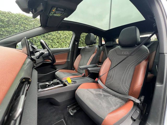 Image for 2021 Volkswagen ID.4 FAMILY 77KWH // PAN ROOF // APPLE CARPLAY/ANDROID AUTO // LEATHER/ALCANTARA HEATED SEATS