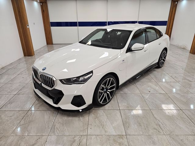 Image for 2025 BMW 5 Series TECHNOLOGY PLUS PACKAGE