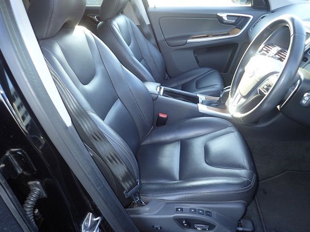 Image for 2017 Volvo XC60 **TINY KMS**2.0 D4 DIESEL SE LUXURY PREMIUM AUTOMATIC **PAN ROOF** // TOP SPEC // FULL ELECTRIC MEMORY HEATED LEATHER // CRUISE CONTROL // ELECTRIC TAILGATE // REVERSING CAMERA // LANE ASSIST