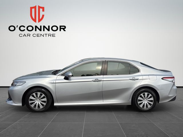 Image for 2018 Toyota Camry Looks like luxury, sips fuel like a hybrid — that's the Camry way.