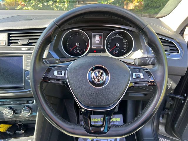 Image for 2017 Volkswagen Tiguan R-LINE 2.0 TDI // OPENING PAN ROOF // ADAPTIVE CRUISE CONTROL // LEATHER HEATED SEATS