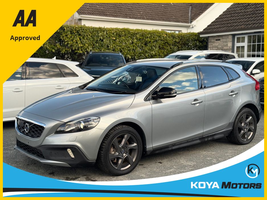 Image for 2016 Volvo V40 2.0 D4 CROSS COUNTRY SE LUXURY DIESEL 190 BHP AUTOMATIC // FULL LEATHER ELECTRIC SEATS // REVERSING CAMERA // CRUISE CONTROL // LANE ASSIST // FULL HARMAN KARDON SURROUND SOUND SYSTEM // TOP SPEC