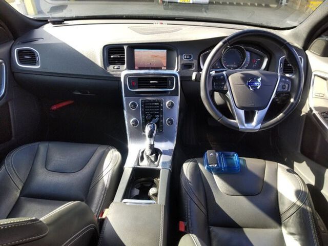 Image for 2017 Volvo V60 2.0 D4 DYNAMIC EDITION 190BHP AUTOMATIC **TOP SPEC / ADAPTIVE CRUISE CONTROL / BLIND SPOT ASSIST / BLACK LEATHER / ELECTRIC & MEMORY FRONT SEATS / HEATED SEATS / REVERSE CAMERA / XENON HEADLIGHTS**