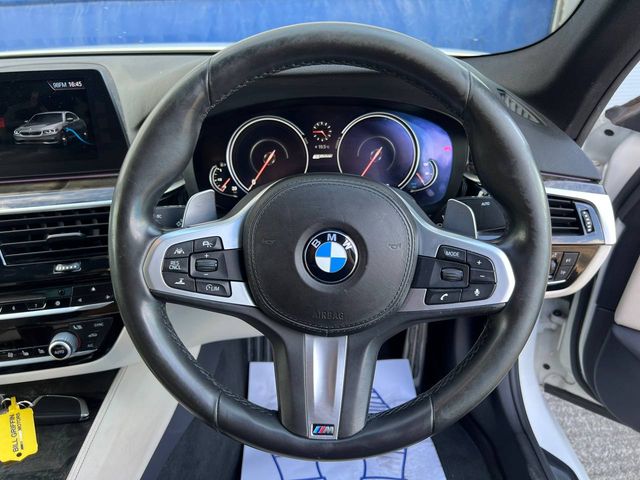 Image for 2017 BMW 5 Series 530e M-SPORT 2.0 HYBRID // LEATHER VENTILATED MASSAGE SEATS // 360 DEGREE PARKING AID // 19" DIAMOND CUT ALLOYS