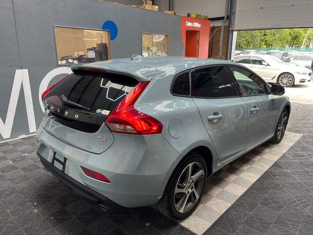 Image for 2019 Volvo V40 2019 VOLVO V40 D4 MOMENTUM 2.0 AUTOMATIC / CRUISE CONTROL / REVERSE CAMERA / ELECTRIC MEMORY & HEATED SEATS / PADDLE SHIFTERS AND MORE
