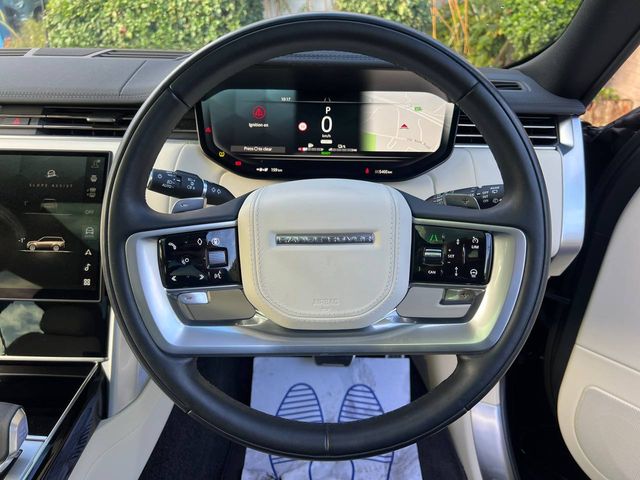 Image for 2025 Land Rover Range Rover P460e 3.0 HYBRID // PANORAMIC SUNROOF // MERIDIAN SOUND SYSTEM // ADAPTIVE AIR SUSPENSION // VARIOUS OFF-ROAD DRIVING MODES
