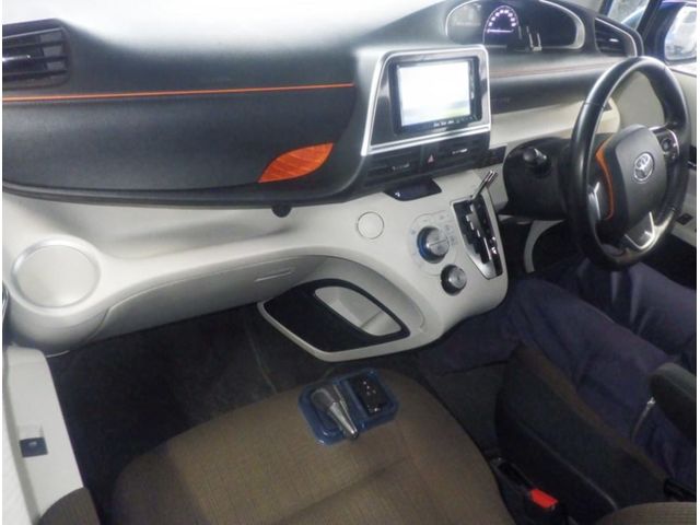 Image for 2017 Toyota Sienta 1.5 Petrol Hybrid Auto