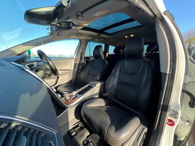 Image for 2017 Volvo XC60 D4 CLASSIC 2.0 D // TILT & SLIDE PAN ROOF // DIAMOND CUT ALLOYS // LEATHER POWERED & HEATED SEATS