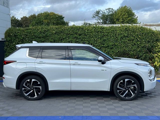 Image for 2023 Mitsubishi Outlander 7-SEATER 2.4 HYBRID AUTO ** HUGE SPEC ** // OPENING PAN ROOF // DUAL ZONE CLIMATE CONTROL // BOSE SOUND SYSTEM // APPLE CARPLAY