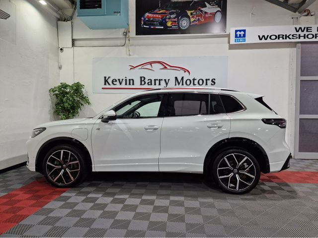 Image for 2025 Volkswagen Tiguan 1.5TSi PHEV R-LINE AUTOMATIC **ONE OWNER / NEW MODEL / APPLE CARPLAY / ADAPTIVE CRUISE CONTROL / BLIND SPOT ASSIST / HEATED & MASSAGE FRONT SEATS / HEATED STEERING WHEEL / WIRELESS PHONE CHARGING**