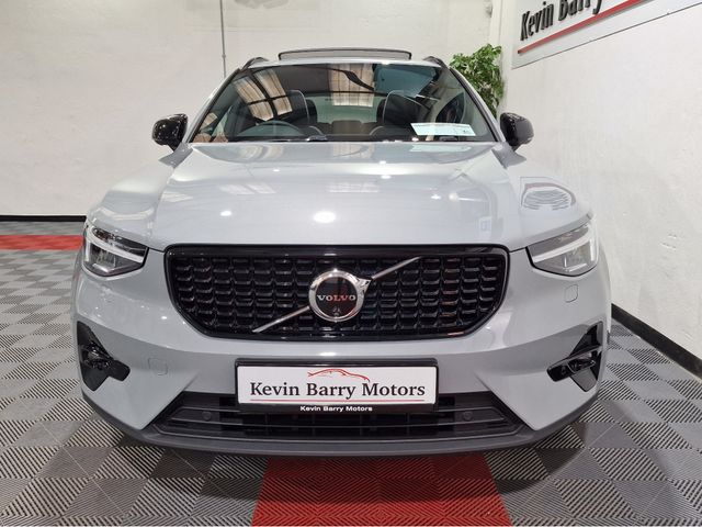 Image for 2023 Volvo XC40 T5 RECHARGE ULTIMATE DARK (PAN ROOF) AUTOMATIC **ONE OWNER / APPLE CARPLAY / BLIND SPOT ASSIST / ELECTRIC SUNROOF / HARMAN KARDON SOUND / HEATED FRONT & REAR SEATS / 360 DEGREE PARKING CAMERA**