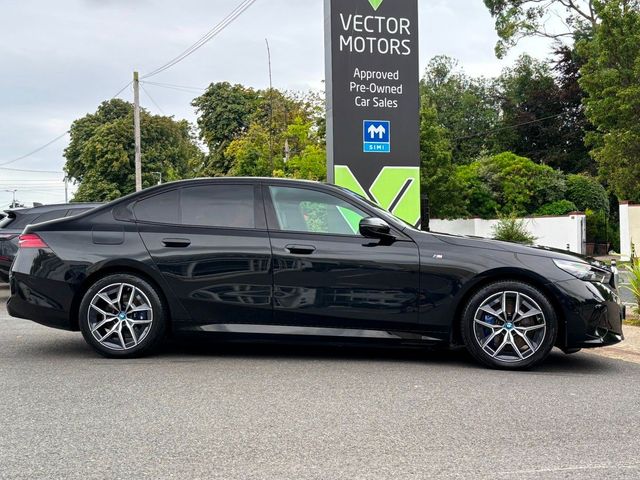 Image for 2024 BMW i5 GLASS PANORAMIC SUNROOF M-SPORT 40 E-DRIVE